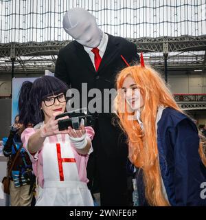 London, Großbritannien. März 2024. Besucher in ihren Kostümen. Cosplayer, kostümierte Fans von Anime, Spielen, Comics, Film- und fernsehsendungen besuchen die Comic Con Spring im Olympia London, der ersten Comic-Convention der Saison. Quelle: Imageplotter/Alamy Live News Stockfoto