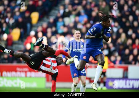 Yoane Wissa vom Brentford FC trifft für Brentford die Führung während des Premier League-Spiels zwischen Brentford und Chelsea im Gtech Community Stadium, London, England am 2. März 2024. Foto von Phil Hutchinson. Nur redaktionelle Verwendung, Lizenz für kommerzielle Nutzung erforderlich. Keine Verwendung bei Wetten, Spielen oder Publikationen eines einzelnen Clubs/einer Liga/eines Spielers. Quelle: UK Sports Pics Ltd/Alamy Live News Stockfoto