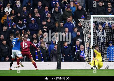 Dan Casey von Motherwell erzielt das zweite Tor des Spiels während des Cinch Premiership-Spiels im Ibrox Stadium, Rangers. Bilddatum: Samstag, 2. März 2024. Stockfoto