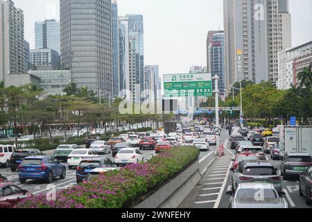 GUANGZHOU, CHINA - 22. Februar 2024: Starker Autoverkehr auf den Straßen des Stadtzentrums Stockfoto