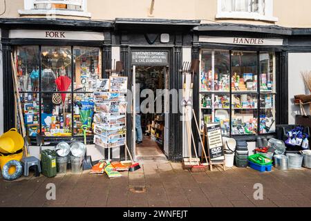 Der englische Eisenwarenladen mit dem Namen Fork behandelt die Außenfassade mit großen Mengen an Lagergut auf dem Gehweg und in den Schaufenstern. Stockfoto