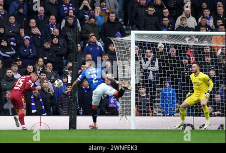 Dan Casey von Motherwell erzielt das zweite Tor des Spiels während des Cinch Premiership-Spiels im Ibrox Stadium, Rangers. Bilddatum: Samstag, 2. März 2024. Stockfoto