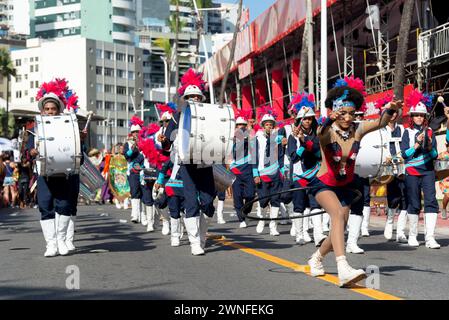 Salvador, Bahia, Brasilien - 03. Februar 2024: Schüler öffentlicher Schulen werden während der Fuzue-Vorkarnevalsparade in der Parade vorgeführt, gespielt und getanzt Stockfoto