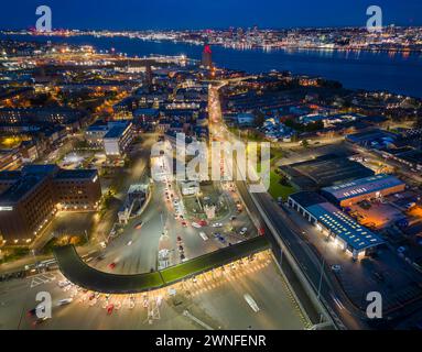 Eingang von Wirral zum Queensway Road Tunnel, Birkenhead, Wirral, Merseyside, England in der Abenddämmerung Stockfoto