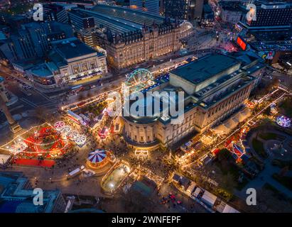 Blick aus der Vogelperspektive auf den Liverpool Christmas Market in St. George's Hall, Merseyside, England Stockfoto