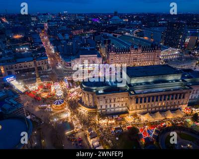 Blick aus der Vogelperspektive auf den Liverpool Christmas Market in St. George's Hall, Merseyside, England Stockfoto