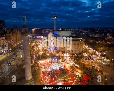 Blick aus der Vogelperspektive auf den Liverpool Christmas Market in St. George's Hall, Merseyside, England Stockfoto