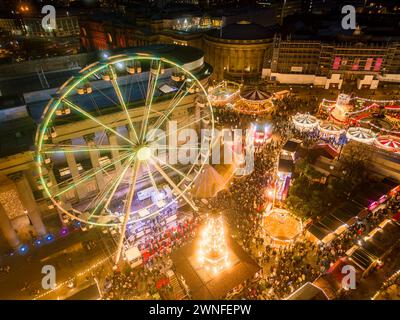 Blick aus der Vogelperspektive auf den Liverpool Christmas Market in St. George's Hall, Merseyside, England Stockfoto