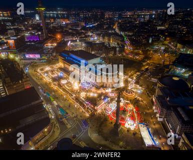 Blick aus der Vogelperspektive auf den Liverpool Christmas Market in St. George's Hall, Merseyside, England Stockfoto