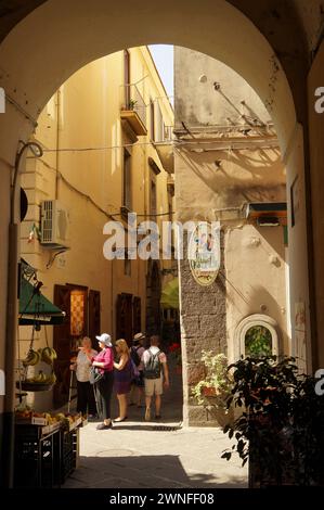 Sorrent, Italien - 20. Mai 2014 - Touristen schlendern durch enge Gassen in der Altstadt von Sorrent, der Amalfiküste, dem mittelmeer, Italien Stockfoto