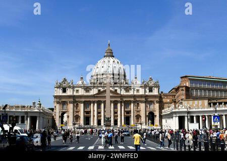 Vatikan, Rom, Italien - 26. Mai 2016 - Touristenspaziergang auf St. Petersdom auf St. Petersplatz im Vatikan, Zentrum von Rom, Italien Stockfoto