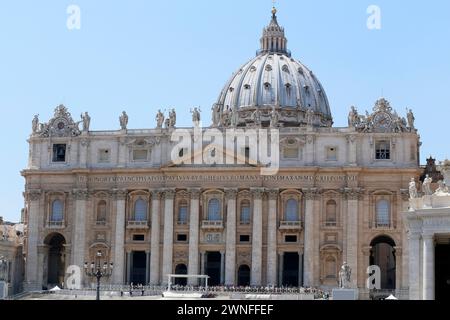 Vatikan, Rom, Italien - 26. Mai 2016 - Touristen besuchen die St. Petersdom auf St. Petersplatz im Vatikan, Zentrum von Rom, Italien Stockfoto