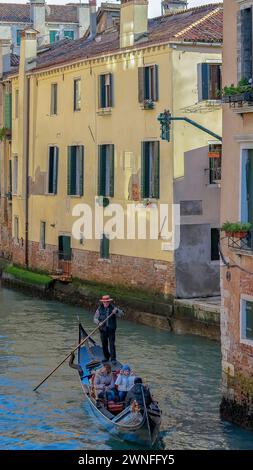 Venedig, Italien - 29. dezember 2012 - Eine Gondelbahn fährt entlang der romantischen Kanäle in Venedig, geführt vom Gondoliere Stockfoto