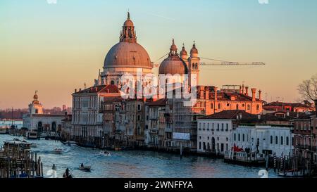 Venedig, Italien - 29. dezember 2012 - Canale Grande und Basilika Santa Maria della Salute. Blick von Ponte dell Accademia. Stockfoto