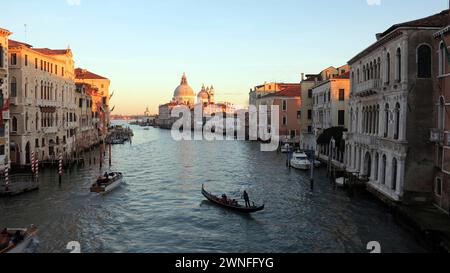 Venedig, Italien - 29. dezember 2012 - Canale Grande und Basilika Santa Maria della Salute. Blick von Ponte dell Accademia. Stockfoto