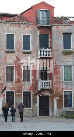 Venedig, Italien - 29. dezember 2012 - Touristen laufen vor einem alten und typischen Gebäude in Venedig, Italien Stockfoto