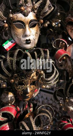 Venedig, Italien - 29. dezember 2012 - venezianische Masken werden in Venedig ausgestellt. Der jährliche Karneval in Venedig gehört zu den berühmtesten in Europa. Das Symbol ist Stockfoto