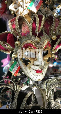 Venedig, Italien - 29. dezember 2012 - venezianische Masken werden in Venedig ausgestellt. Der jährliche Karneval in Venedig gehört zu den berühmtesten in Europa. Das Symbol ist Stockfoto