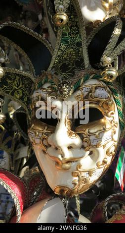 Venedig, Italien - 29. dezember 2012 - venezianische Masken werden in Venedig ausgestellt. Der jährliche Karneval in Venedig gehört zu den berühmtesten in Europa. Das Symbol ist Stockfoto