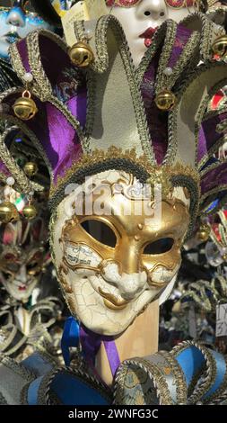 Venedig, Italien - 29. dezember 2012 - venezianische Masken werden in Venedig ausgestellt. Der jährliche Karneval in Venedig gehört zu den berühmtesten in Europa. Das Symbol ist Stockfoto