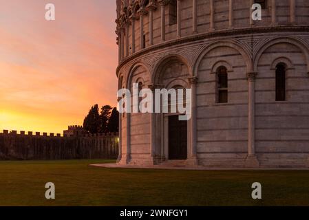 Das Baptisterium auf dem Platz der Wunder in Pisa leuchtet im goldenen Sonnenuntergang, Toskana, Italien Stockfoto