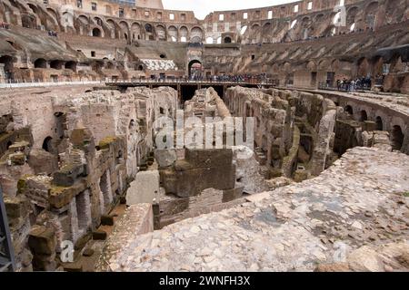 Rom, Italien - 2. März 2023: Touristen spazieren durch das römische Kolosseum in Rom, Italien Stockfoto