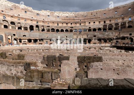 Rom, Italien - 2. März 2023: Touristen spazieren durch das römische Kolosseum in Rom, Italien Stockfoto