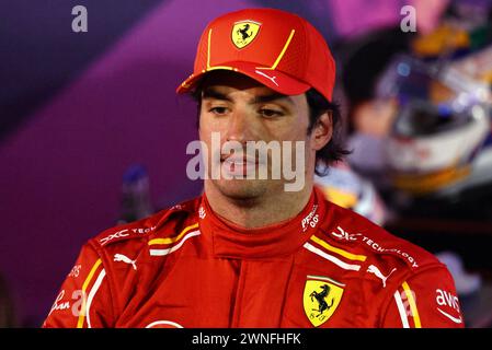 Sakhir, Bahrain. März 2024. Carlos Sainz Jr (ESP) Ferrari im parc Ferme. Formel-1-Weltmeisterschaft, Rd 1, großer Preis von Bahrain, Samstag, 2. März 2024. Sakhir, Bahrain. 02.03.2024. Formel-1-Weltmeisterschaft, Rd 1, Grand Prix Von Bahrain, Sakhir, Bahrain, Wettkampftag. Das Foto sollte lauten: XPB/Alamy Live News. Stockfoto