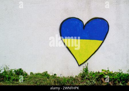 Ukrainische Flagge in Herzform, gemalt auf Einer Wand Stockfoto