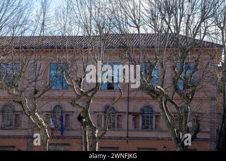 Äußere typisch italienischer Gebäude an der Piazza Napoleone im historischen Zentrum der mittelalterlichen Stadt Lucca, Italien Stockfoto