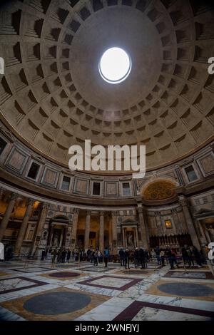 Rom, Italien - 03. März 2023 - Inside Pantheon, Rom, Italien. Das antike römische Pantheon ist eine Touristenattraktion der Roma. Die Leute besuchen den alten Tempel, die Kirche, die Pfanne Stockfoto