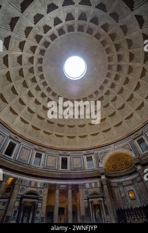 Rom, Italien - 03. März 2023 - Inside Pantheon, Rom, Italien. Das antike römische Pantheon ist eine Touristenattraktion der Roma. Panorama des Pantheon-Innenraums. Trave Stockfoto