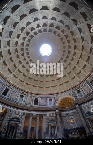 Rom, Italien - 03. März 2023 - Inside Pantheon, Rom, Italien. Das antike römische Pantheon ist eine Touristenattraktion der Roma. Panorama des Pantheon-Innenraums. Trave Stockfoto