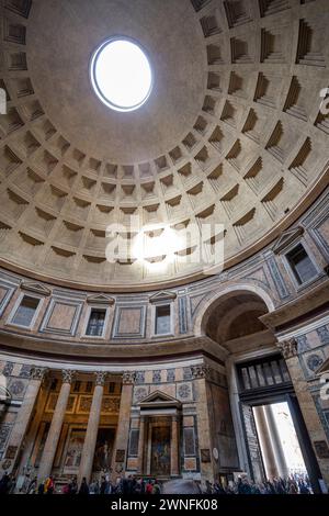 Rom, Italien - 03. März 2023 - Inside Pantheon, Rom, Italien. Das antike römische Pantheon ist eine Touristenattraktion der Roma. Die Leute besuchen den alten Tempel, die Kirche, die Pfanne Stockfoto