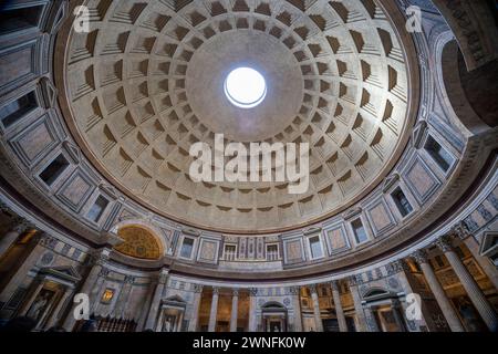 Rom, Italien - 03. März 2023 - Inside Pantheon, Rom, Italien. Das antike römische Pantheon ist eine Touristenattraktion der Roma. Panorama des Pantheon-Innenraums. Trave Stockfoto