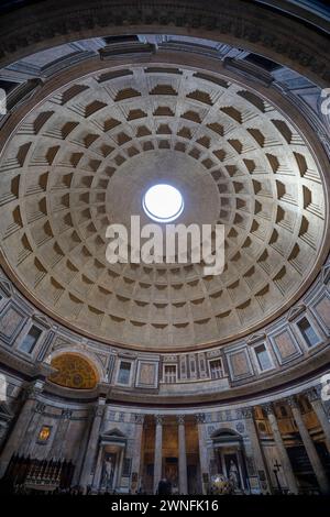 Rom, Italien - 03. März 2023 - Inside Pantheon, Rom, Italien. Das antike römische Pantheon ist eine Touristenattraktion der Roma. Panorama des Pantheon-Innenraums. Trave Stockfoto