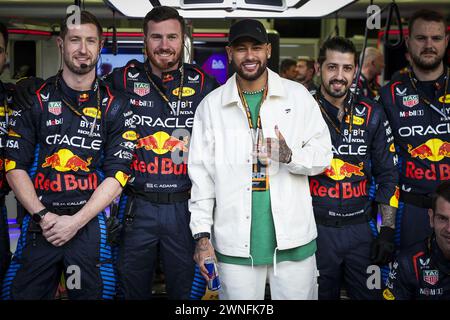 NEYMAR da Silva Santos Junior, Porträt mit Red Bull Racing Mechaniker, Mecanicien, Mechaniker, während des Formel 1 Gulf Air Bahrain Grand Prix 2024, 1. Runde der FIA Formel-1-Weltmeisterschaft 2024 vom 29. Februar bis 2. März 2024 auf dem Bahrain International Circuit in Sakhir, Bahrain Stockfoto