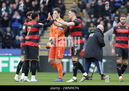 Die Queens Park Rangers Jimmy Dunne und die Queens Park Rangers Chris Willock vor dem Sky Bet Championship-Spiel zwischen Leicester City und Queens Park Rangers im King Power Stadium, Leicester am Samstag, den 2. März 2024. (Foto: John Cripps | MI News) Credit: MI News & Sport /Alamy Live News Stockfoto