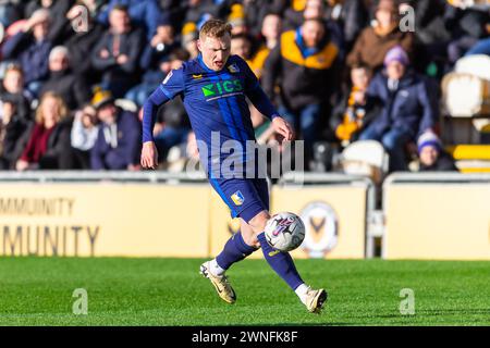 Newport, Großbritannien. März 2024. Geroge Maris aus Mansfield Town im Einsatz während des Spiels der EFL Football League 2, Newport County gegen Mansfield Town bei der Rodney Parade in Newport, Wales am Samstag, den 2. März 2024. Dieses Bild darf nur für redaktionelle Zwecke verwendet werden. Nur redaktionelle Verwendung, Bild nach Credit: Andrew Orchard Sportfotografie/Alamy Live News Stockfoto