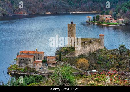 Das Schloss Grangent befindet sich in der Stadt Saint-Just-Saint-Rambert auf einer kleinen Insel im gleichnamigen See. Frankreich Stockfoto