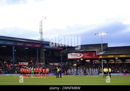 Die Spieler, Funktionäre und Fans halten während des Premier League-Spiels in der Kenilworth Road, Luton, eine Schweigeminute ein. Bilddatum: Samstag, 2. März 2024. Stockfoto