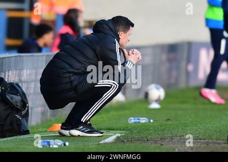 Manager Gary Caldwell (Manager Exeter City) hockt sich während des Spiels der Sky Bet League 1 zwischen Peterborough und Exeter City in der London Road, Peterborough, am Samstag, den 2. März 2024. (Foto: Kevin Hodgson | MI News) Credit: MI News & Sport /Alamy Live News Stockfoto