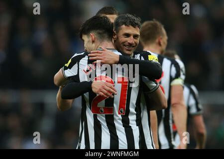 Fabian Schär von Newcastle United gratuliert Newcastle United Tino Livramento zum Tor beim Premier League-Spiel zwischen Newcastle United und Wolverhampton Wanderers in St. James's Park, Newcastle am Samstag, den 2. März 2024. (Foto: Michael Driver | MI News) Credit: MI News & Sport /Alamy Live News Stockfoto