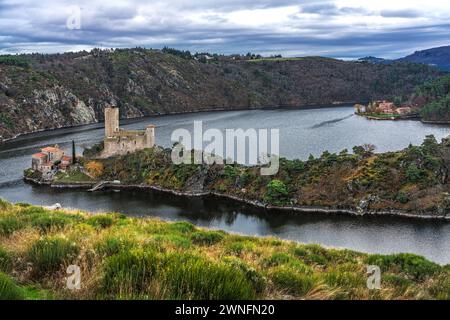 Das Schloss Grangent befindet sich in der Stadt Saint-Just-Saint-Rambert auf einer kleinen Insel im gleichnamigen See. Frankreich Stockfoto