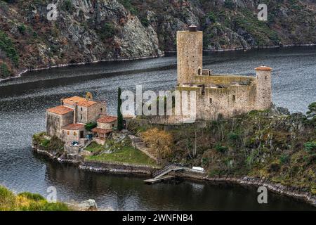 Das Schloss Grangent befindet sich in der Stadt Saint-Just-Saint-Rambert auf einer kleinen Insel im gleichnamigen See. Frankreich Stockfoto