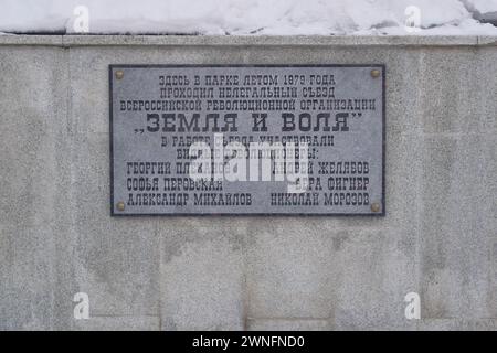 Woronesch, Russland. Februar 2024. Gedenktafel für Revolutionäre des 19. Jahrhunderts im zentralen Park „Dynamo“. Ende Februar bis Anfang März kam die Frühlingswärme in die über Millionen große Stadt Zentralrusslands, Woronesch. Schlamm und Pfützen hinderten Woronesch nicht daran, Wahlkampfschilder auf den Straßenbrettern zu sehen. Die Präsidentschaftswahlen in der Russischen Föderation sind für den 17. März geplant. Vier Kandidaten nehmen an den Wahlen Teil, von denen drei die Politik des derzeitigen Präsidenten Wladimir Putin voll unterstützen. Und das vierte ist die Strömung Stockfoto