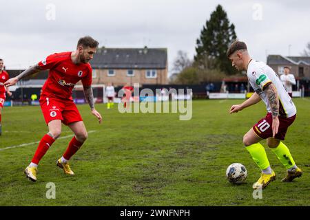 Bonnyrigg, Schottland. März 2024. Matty Yates (10 - Stenhousemuir) will in die Bonnyrigg-Box einbrechen Stockfoto