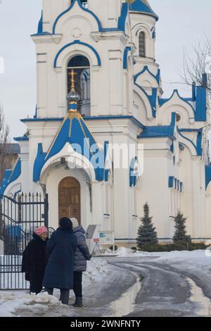 Woronesch, Russland. Februar 2024. Ältere Frauen am Eingang des Tempels. Ende Februar bis Anfang März kam die Frühlingswärme in die über Millionen große Stadt Zentralrusslands, Woronesch. Schlamm und Pfützen hinderten Woronesch nicht daran, Wahlkampfschilder auf den Straßenbrettern zu sehen. Die Präsidentschaftswahlen in der Russischen Föderation sind für den 17. März geplant. Vier Kandidaten nehmen an den Wahlen Teil, von denen drei die Politik des derzeitigen Präsidenten Wladimir Putin voll unterstützen. Und der vierte ist der derzeitige Präsident. Die Zentrale Wahlkommission Stockfoto