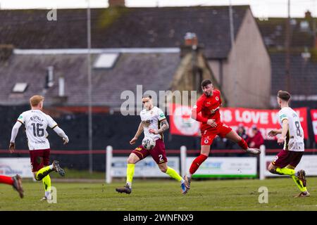 Bonnyrigg, Schottland. März 2024. Ross Meechan (2 - Stenhousemuir) will sich auf einen losen Ball einlassen Credit: Raymond Davies / Alamy Live News Stockfoto