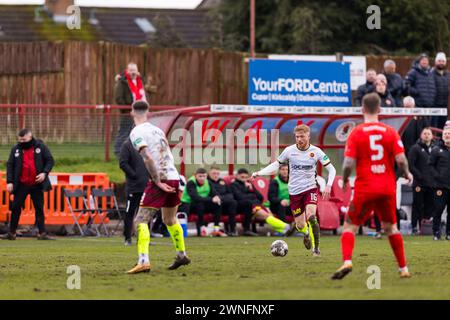 Bonnyrigg, Schottland. März 2024. Euan O’Reilly (16 – Stenhousemuir) überwindet das durchfeuchtete Mittelfeld Stockfoto